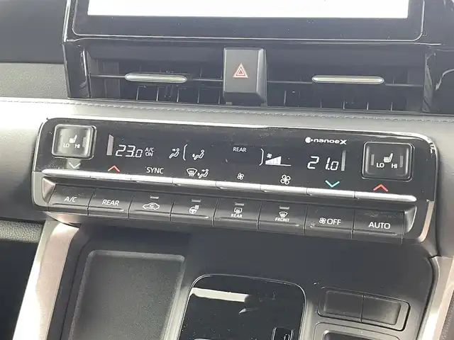 トヨタ ヴォクシー S－Z 福井県 2022(令4)年 2.4万km ホワイトパールクリスタルシャイン ４ＷＤ　/純正ナビ機能付きディスプレイオーディオプラス　/（ＦＭ／ＡＭ／ＢＴ／ＣＤ／ＤＶＤ／ＨＤＭＩ）　/純正１２．３型フリップダウンモニター/両側パワースライドドア/快適利便パッケージ/純正ＥＴＣ２．０/電動リアゲート/純正16インチアルミホイール/純正フロアマット/スペアキー/トヨタセーフティセンス