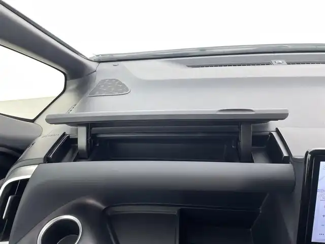 トヨタ ヴォクシー S－Z 福井県 2022(令4)年 2.4万km ホワイトパールクリスタルシャイン ４ＷＤ　/純正ナビ機能付きディスプレイオーディオプラス　/（ＦＭ／ＡＭ／ＢＴ／ＣＤ／ＤＶＤ／ＨＤＭＩ）　/純正１２．３型フリップダウンモニター/両側パワースライドドア/快適利便パッケージ/純正ＥＴＣ２．０/電動リアゲート/純正16インチアルミホイール/純正フロアマット/スペアキー/トヨタセーフティセンス