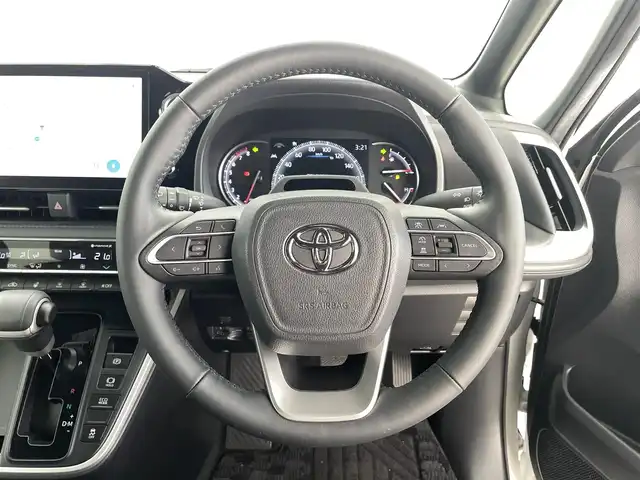 トヨタ ヴォクシー S－Z 福井県 2022(令4)年 2.4万km ホワイトパールクリスタルシャイン ４ＷＤ　/純正ナビ機能付きディスプレイオーディオプラス　/（ＦＭ／ＡＭ／ＢＴ／ＣＤ／ＤＶＤ／ＨＤＭＩ）　/純正１２．３型フリップダウンモニター/両側パワースライドドア/快適利便パッケージ/純正ＥＴＣ２．０/電動リアゲート/純正16インチアルミホイール/純正フロアマット/スペアキー/トヨタセーフティセンス