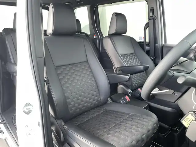 トヨタ ヴォクシー S－Z 福井県 2022(令4)年 2.4万km ホワイトパールクリスタルシャイン ４ＷＤ　/純正ナビ機能付きディスプレイオーディオプラス　/（ＦＭ／ＡＭ／ＢＴ／ＣＤ／ＤＶＤ／ＨＤＭＩ）　/純正１２．３型フリップダウンモニター/両側パワースライドドア/快適利便パッケージ/純正ＥＴＣ２．０/電動リアゲート/純正16インチアルミホイール/純正フロアマット/スペアキー/トヨタセーフティセンス