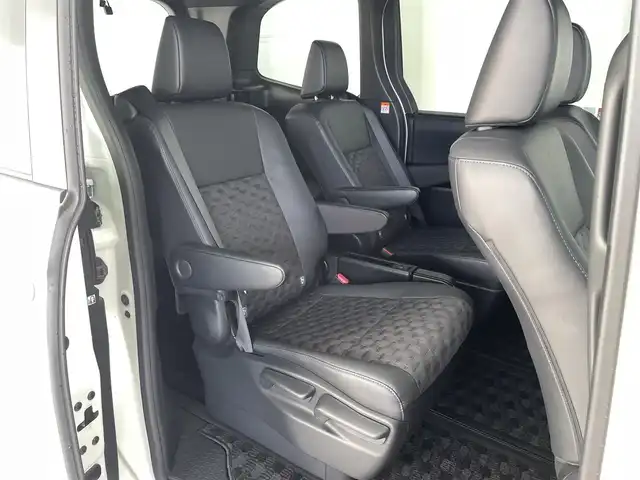 トヨタ ヴォクシー S－Z 福井県 2022(令4)年 2.4万km ホワイトパールクリスタルシャイン ４ＷＤ　/純正ナビ機能付きディスプレイオーディオプラス　/（ＦＭ／ＡＭ／ＢＴ／ＣＤ／ＤＶＤ／ＨＤＭＩ）　/純正１２．３型フリップダウンモニター/両側パワースライドドア/快適利便パッケージ/純正ＥＴＣ２．０/電動リアゲート/純正16インチアルミホイール/純正フロアマット/スペアキー/トヨタセーフティセンス