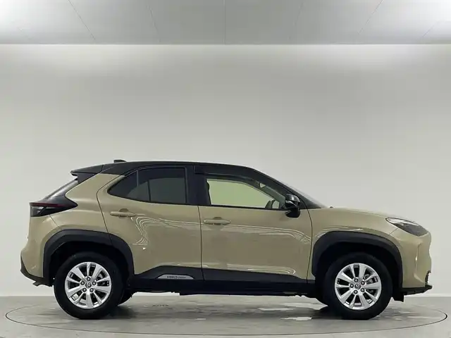 トヨタ ヤリスクロス ハイブリッド G 埼玉県 2022(令4)年 4.4万km ブラックマイカ/ベージュ 2トーン 純正ディスプレイオーディオ　レーダークルーズコントロール　オートホールド　バックカメラ　ビルトインＥＴＣ　純正フロアマット　純正ドアバイザー　ヘッドライトレベライザー　純正１６インチＡＷ　スペアキー