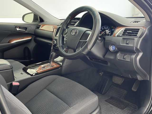 トヨタ カムリ ハイブリット Gパッケージ 沖縄県 2013(平25)年 4.9万km アティチュードブラックマイカ 純正ＳＤナビ　NSZT-W62G/(フルセグTV DVD　Bluetooth)/バックカメラ/ETC/ドライブレコーダー/クルーズコントロール/プッシュスタート/スマートキー/電動格納ウィンカーミラー/パワーシート/ＨＩＤヘッドライト/オートライト/ステアリングスイッチ/純正フロアマット/純正17インチアルミホイール