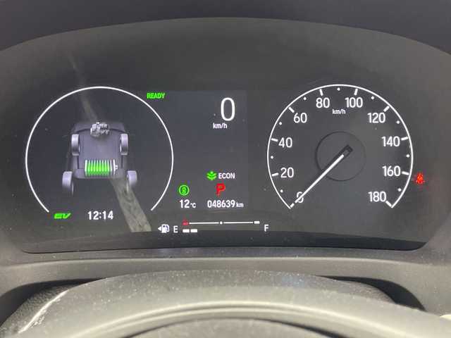 ホンダ ヴェゼル ハイブリッド e:HEV PLaY 千葉県 2022(令4)年 4.9万km 黒 ホンダセンシング/　衝突被害軽減システム/レーンキープアシスト/　レーダークルーズコントロール/コーナーセンサー（前後）/　ブラインドスポットモニター/先行車発進お知らせ/　オートハイビーム/LEDヘッドライト/サンルーフ/純正メモリナビ/　（Bluetooth/USB/フルセグTV）/全方位カメラ/純正ETC2.0/MTモード付AT/電動リアゲート/純正フロアマット/純正18インチアルミホイール