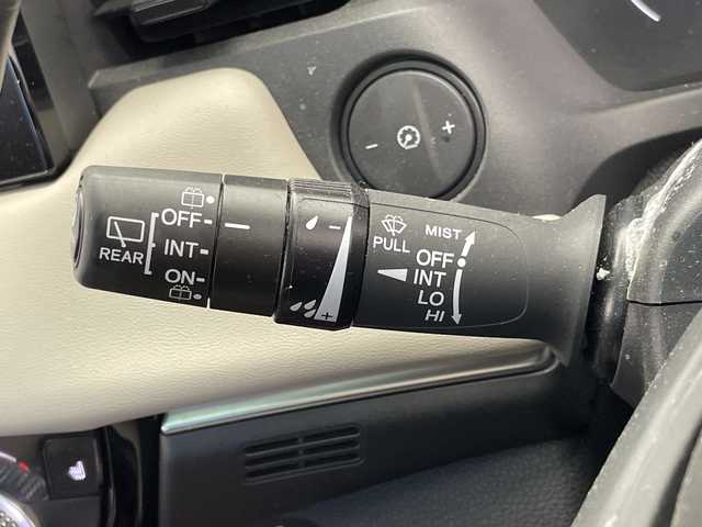 ホンダ ヴェゼル ハイブリッド e:HEV PLaY 千葉県 2022(令4)年 4.9万km 黒 ホンダセンシング/　衝突被害軽減システム/レーンキープアシスト/　レーダークルーズコントロール/コーナーセンサー（前後）/　ブラインドスポットモニター/先行車発進お知らせ/　オートハイビーム/LEDヘッドライト/サンルーフ/純正メモリナビ/　（Bluetooth/USB/フルセグTV）/全方位カメラ/純正ETC2.0/MTモード付AT/電動リアゲート/純正フロアマット/純正18インチアルミホイール