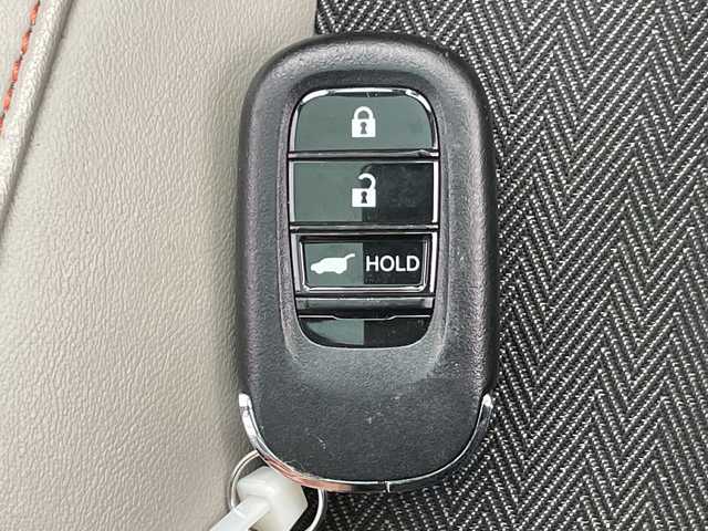 ホンダ ヴェゼル ハイブリッド e:HEV PLaY 千葉県 2022(令4)年 4.9万km 黒 ホンダセンシング/　衝突被害軽減システム/レーンキープアシスト/　レーダークルーズコントロール/コーナーセンサー（前後）/　ブラインドスポットモニター/先行車発進お知らせ/　オートハイビーム/LEDヘッドライト/サンルーフ/純正メモリナビ/　（Bluetooth/USB/フルセグTV）/全方位カメラ/純正ETC2.0/MTモード付AT/電動リアゲート/純正フロアマット/純正18インチアルミホイール