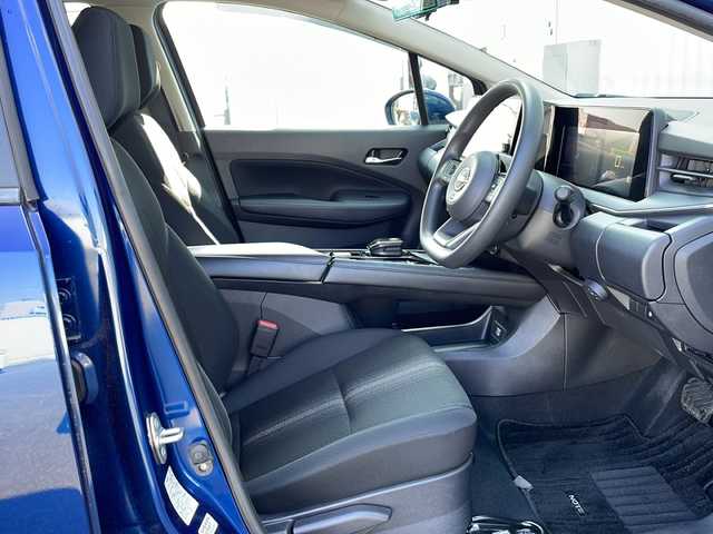 日産 ノート X 三重県 2021(令3)年 0.7万km オーロラフレアブルーパール 純正ナビ（AM/FM/TV）/全周囲モニター/フルセグTV/コーナーセンサー/前方ドライブレコーダー/ハンドル支援/デジタルインナーミラー/ビルトインETC2.0 /ワイヤレス充電器/ステアリングリモコン/スペアキー/レーダークルーズコントロール/USB・タイプC給電ポート/純正ホイールキャップ/電子パーキング/電動格納ミラー/禁煙車