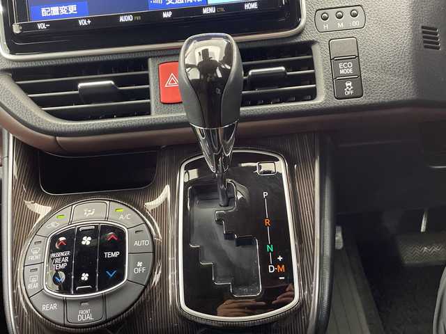 トヨタ エスクァイア Gi プレミアムパッケージ 栃木県 2019(平31)年 3.5万km ホワイトパールクリスタルシャイン 純正ナビ/（CD/DVD/フルセグTV/Bluetooth/MSV）/バックカメラ/トヨタセーフティセンス/・プリクラッシュセーフティ/・レーントレーシングアシスト/・レーンディパーチャーアラート/・ロードサインアシスト/・オートマチックハイビーム/・先行車発進アラーム/・プロアクティブドライビングアシスト/・レーンチェンジアシスト/・緊急時操舵支援/コーナーセンサー/ビルトインETC/ドライブレコーダー/ハーフレザーシート/シートヒーター/ステアリングヒーター/禁煙車/LEDヘッドライト/フォグランプ/スマートキー/プッシュっすタート/アイドリングストップ/ステアリングスイッチ/純正AW/純正フロアマット