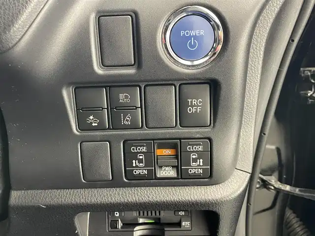 トヨタ エスクァイア ハイブリッド Gi 愛知県 2020(令2)年 2.4万km ブラック 純正９型ナビ　純正後席モニター　禁煙車　バックカメラ　ＥＴＣ　ハーフレザー　シートヒーター　クルコン　　前後ドラレコ　セーフティセンス　衝突軽減　コーナーセンサー　ＬＥＤライト　ＵＳＢ　両側パワスラ