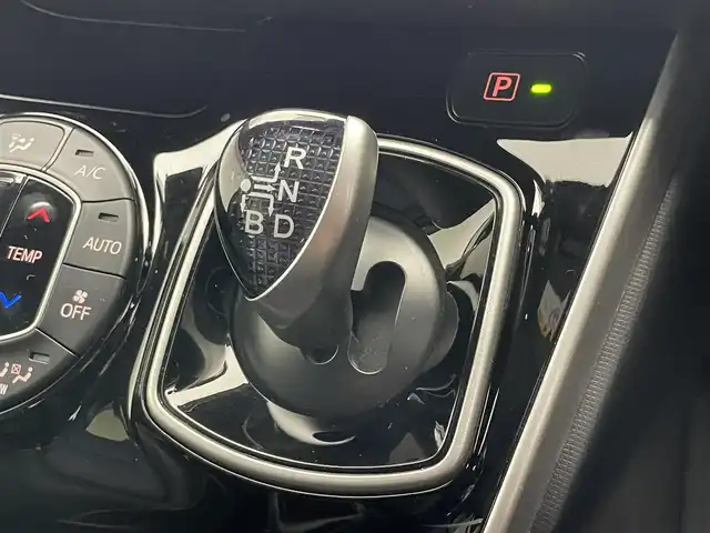 トヨタ エスクァイア ハイブリッド Gi 愛知県 2020(令2)年 2.4万km ブラック 純正９型ナビ　純正後席モニター　禁煙車　バックカメラ　ＥＴＣ　ハーフレザー　シートヒーター　クルコン　　前後ドラレコ　セーフティセンス　衝突軽減　コーナーセンサー　ＬＥＤライト　ＵＳＢ　両側パワスラ