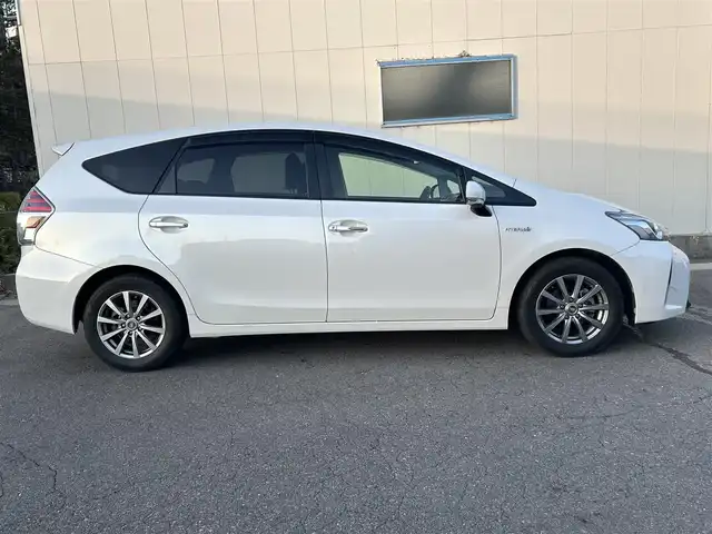 トヨタ プリウス α S 福島県 2015(平27)年 12.8万km ホワイトパールクリスタルシャイン (株)IDOMが運営する【じしゃロン福島店】の自社ローン専用車両になります。こちらは現金またはオートローンご利用時の価格です。自社ローンご希望の方は別途その旨お申付け下さい/純正ナビ/フルセグテレビ/バックカメラ/ETC/ドライブレコーダー/Bluetooth/ドアバイザー/革巻きステアリング/ステアリングリモコン/禁煙車