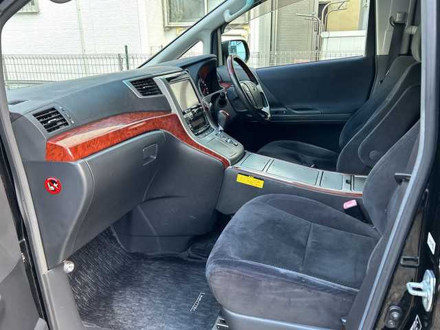 トヨタ ヴェルファイア 2．4Z プラチナセレクション 福岡県 2010(平22)年 14.3万km ブラック 純正ナビ/純正フロアマット/ETC（ビルド）/TV（ワンセグ）/AM/Bluetoothオーディオ/DVD／CD/SD/USB/HDMI/ハンズフリー/オートライト/電動リアゲート/パワースライドドア（左右）/フリップダウンモニター/プッシュスタート/パーキングセンサー/横滑り防止/温度調節付きドリンクホルダー/オットマン/ワンオーナー/フォグランプ