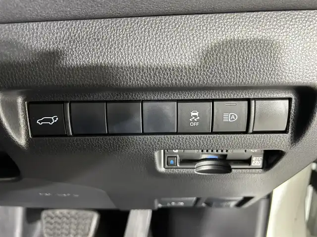 トヨタ ハリアー Z 佐賀県 2021(令3)年 2.7万km ホワイトパールクリスタルシャイン 純正12.3インチディスプレイオーディオ/フルセグTV/Bluetooth/Androidauto/Applecarplay/JBLサウンド/パノラマガラスルーフ/バックカメラ/デジタルインナールームミラー/衝突被害軽減システム/ブラインドスポットモニター/ヘッドアップディスプレイ/レーダークルーズコントロール/レーンアシスト/パーキングサポートブレーキ/ロードサインアシスト/クリアランスソナー/オートライト/オートマチックハイビーム/LEDヘッドライト/LEDフォグライト/電子パーキング/ブレーキホールド/ビルトインETC2.0/運転席パワーシート/ハーフレザシート/パワーバックドア/純正19インチアルミホイール/純正フロアマット/ISOFIX対応/スマートキー/スペアキー×１