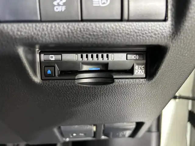 トヨタ ハリアー Z 佐賀県 2021(令3)年 2.7万km ホワイトパールクリスタルシャイン 純正12.3インチディスプレイオーディオ/フルセグTV/Bluetooth/Androidauto/Applecarplay/JBLサウンド/パノラマガラスルーフ/バックカメラ/デジタルインナールームミラー/衝突被害軽減システム/ブラインドスポットモニター/ヘッドアップディスプレイ/レーダークルーズコントロール/レーンアシスト/パーキングサポートブレーキ/ロードサインアシスト/クリアランスソナー/オートライト/オートマチックハイビーム/LEDヘッドライト/LEDフォグライト/電子パーキング/ブレーキホールド/ビルトインETC2.0/運転席パワーシート/ハーフレザシート/パワーバックドア/純正19インチアルミホイール/純正フロアマット/ISOFIX対応/スマートキー/スペアキー×１