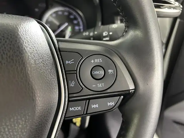 トヨタ ハリアー Z 佐賀県 2021(令3)年 2.7万km ホワイトパールクリスタルシャイン 純正12.3インチディスプレイオーディオ/フルセグTV/Bluetooth/Androidauto/Applecarplay/JBLサウンド/パノラマガラスルーフ/バックカメラ/デジタルインナールームミラー/衝突被害軽減システム/ブラインドスポットモニター/ヘッドアップディスプレイ/レーダークルーズコントロール/レーンアシスト/パーキングサポートブレーキ/ロードサインアシスト/クリアランスソナー/オートライト/オートマチックハイビーム/LEDヘッドライト/LEDフォグライト/電子パーキング/ブレーキホールド/ビルトインETC2.0/運転席パワーシート/ハーフレザシート/パワーバックドア/純正19インチアルミホイール/純正フロアマット/ISOFIX対応/スマートキー/スペアキー×１