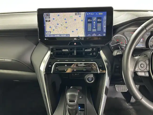 トヨタ ハリアー Z 佐賀県 2021(令3)年 2.7万km ホワイトパールクリスタルシャイン 純正12.3インチディスプレイオーディオ/フルセグTV/Bluetooth/Androidauto/Applecarplay/JBLサウンド/パノラマガラスルーフ/バックカメラ/デジタルインナールームミラー/衝突被害軽減システム/ブラインドスポットモニター/ヘッドアップディスプレイ/レーダークルーズコントロール/レーンアシスト/パーキングサポートブレーキ/ロードサインアシスト/クリアランスソナー/オートライト/オートマチックハイビーム/LEDヘッドライト/LEDフォグライト/電子パーキング/ブレーキホールド/ビルトインETC2.0/運転席パワーシート/ハーフレザシート/パワーバックドア/純正19インチアルミホイール/純正フロアマット/ISOFIX対応/スマートキー/スペアキー×１