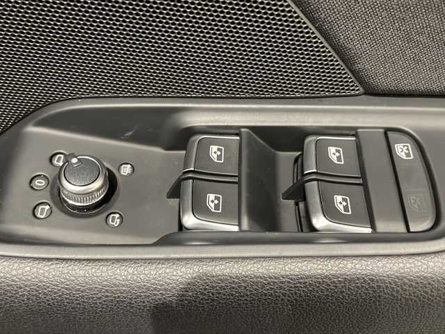 アウディ Ａ３ SB ブラックスタイリング 新潟県 2020(令2)年 3.6万km ミトスブラックメタリック 375台限定車”ブラックスタイリング”/特別装備/ブラックスタイリングパッケージ/エクステリアミラーブラック/ルーフレールブラック/スポーツシート/専用デザイン18インチアルミホイール/主要装備/LEDライトパッケージ/-LEDヘッドライト/-LEDリヤダイナミックターンインディケーター/ナビゲーションパッケージ/-MMIナビゲーションシステム/-TVチューナー/-アウディサウンドシステム/-スマートフォンインターフェイス/アシスタンスパッケージ/-アクティブレーンアシスト/-トラフィックジャムアシスト/-サイドアシスト/-リヤクロストラフィックアシスト/-ハイビームアシスト/-プレセンスベーシック/コンビ二エンスパッケージ/-アウディパーキングシステム/-リヤビューカメラ/-アドバンストキー/バーチャルコックピット/ステアリングフラットボトム/(マルチファンクション/パドルシフト)/ETC/ドライブレコーダー/シートヒーター/パワーシート
