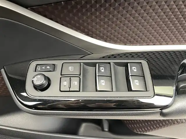 トヨタ Ｃ－ＨＲ G 鹿児島県 2018(平30)年 5万km ブラックマイカ 社外SDナビ　（フルセグTV Bluetooth CD DVD ）/バックカメラ　/トヨタセーフティセンス　/アダプティブクルーズコントロール　/レーンキープアシスト　/オートハイビーム/ビルトインETC/ハーフレザーシート/DN席シートヒーター/LEDヘッドライト/純正アルミホイール