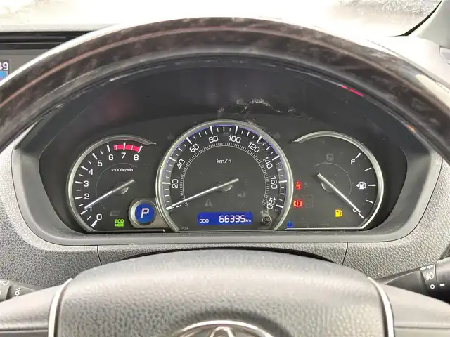 トヨタ エスクァイア Gi ブラックテーラード 宮城県 2016(平28)年 6.7万km スパークリングブラックパールクリスタルシャイン セーフティセンスC/・プリクラッシュセーフティ/・レーンディパーチャーアラート/・オートマチックハイビーム/・先行車発進告知機能/純正フリップダウンモニター（V11T-R62C）/純正ナビ（NSZT-W64）/・CD/DVD/・Bluetooth/・フルセグTV/・SD音楽録音機能/バックカメラ/ビルトインETC/両側パワースライドドア/合皮シート/シートヒーター/ウッドコンビステアリング/クルーズコントロール/ステアリングスイッチ/MTモード付AT/LEDヘッドライト/フォグランプ/オートライト/スマートキー＆プッシュスタート/リアオートエアコン/電動格納ミラー/純正15インチAW/純正フロアマット/W/ニーエアバッグ