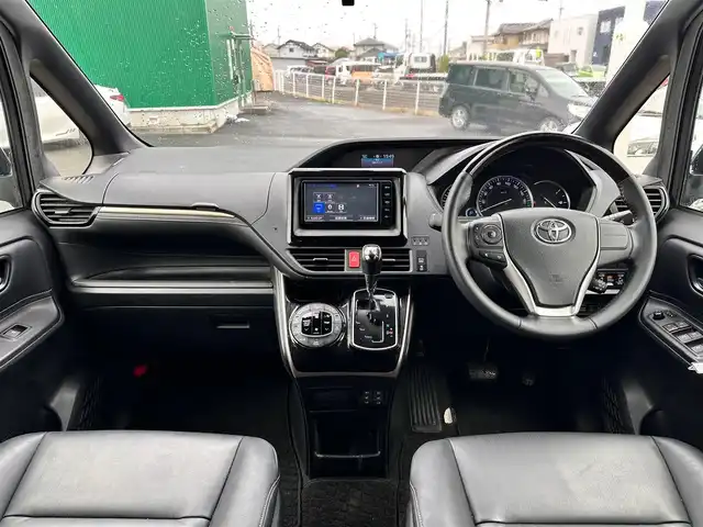 トヨタ エスクァイア Gi ブラックテーラード 宮城県 2016(平28)年 6.7万km スパークリングブラックパールクリスタルシャイン セーフティセンスC/・プリクラッシュセーフティ/・レーンディパーチャーアラート/・オートマチックハイビーム/・先行車発進告知機能/純正フリップダウンモニター（V11T-R62C）/純正ナビ（NSZT-W64）/・CD/DVD/・Bluetooth/・フルセグTV/・SD音楽録音機能/バックカメラ/ビルトインETC/両側パワースライドドア/合皮シート/シートヒーター/ウッドコンビステアリング/クルーズコントロール/ステアリングスイッチ/MTモード付AT/LEDヘッドライト/フォグランプ/オートライト/スマートキー＆プッシュスタート/リアオートエアコン/電動格納ミラー/純正15インチAW/純正フロアマット/W/ニーエアバッグ