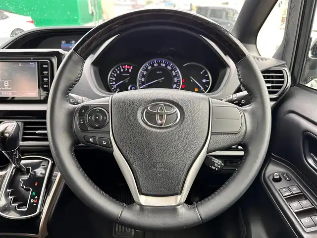 トヨタ エスクァイア Gi ブラックテーラード 宮城県 2016(平28)年 6.7万km スパークリングブラックパールクリスタルシャイン セーフティセンスC/・プリクラッシュセーフティ/・レーンディパーチャーアラート/・オートマチックハイビーム/・先行車発進告知機能/純正フリップダウンモニター（V11T-R62C）/純正ナビ（NSZT-W64）/・CD/DVD/・Bluetooth/・フルセグTV/・SD音楽録音機能/バックカメラ/ビルトインETC/両側パワースライドドア/合皮シート/シートヒーター/ウッドコンビステアリング/クルーズコントロール/ステアリングスイッチ/MTモード付AT/LEDヘッドライト/フォグランプ/オートライト/スマートキー＆プッシュスタート/リアオートエアコン/電動格納ミラー/純正15インチAW/純正フロアマット/W/ニーエアバッグ