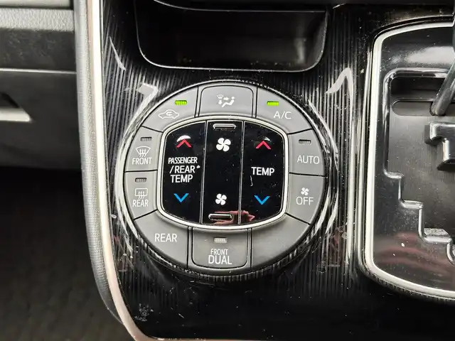 トヨタ エスクァイア Gi ブラックテーラード 宮城県 2016(平28)年 6.7万km スパークリングブラックパールクリスタルシャイン セーフティセンスC/・プリクラッシュセーフティ/・レーンディパーチャーアラート/・オートマチックハイビーム/・先行車発進告知機能/純正フリップダウンモニター（V11T-R62C）/純正ナビ（NSZT-W64）/・CD/DVD/・Bluetooth/・フルセグTV/・SD音楽録音機能/バックカメラ/ビルトインETC/両側パワースライドドア/合皮シート/シートヒーター/ウッドコンビステアリング/クルーズコントロール/ステアリングスイッチ/MTモード付AT/LEDヘッドライト/フォグランプ/オートライト/スマートキー＆プッシュスタート/リアオートエアコン/電動格納ミラー/純正15インチAW/純正フロアマット/W/ニーエアバッグ