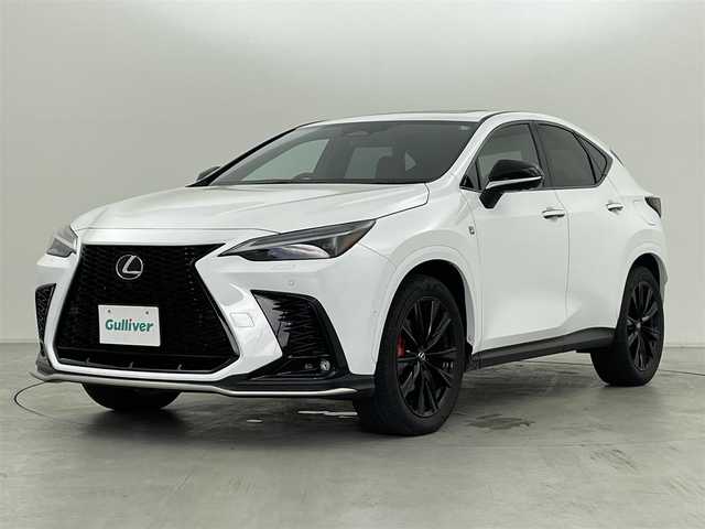 レクサス ＮＸ 350h Fスポーツ 群馬県 2024(令6)年 0.3万km ホワイトノーヴァガラスフレーク ムーンルーフ/ドライブレコーダー(前後方)/F SPORTオレンジブレーキキャリパー/235/50R20 104Vタイヤ＆F SPORTアルミホイール(ブラック塗装)/=====/純正14インチディスプレイオーディオ/・AM/FM/USB/Bluetooth/フルセグTV/・AppleCarPlay/AndroidAuto/Miracast/パノラミックビューモニター(床下透過表示機能付)/レクサスセーフティシステム/・プリクラッシュセーフティ/・レーンディパーチャーアラート/レーントレーシングアシスト/・レーンチェンジアシスト/フロントクロストラフィックアラート/・アダプティブハイビームシステム/・レーダークルーズコントロール(全車速追従機能付)/・ロードサインアシスト/発進遅れ告知機能/ドライバー異常時対応システム/・プロアクティブドライビングアシスト/ブラインドスポットモニター/パーキングサポートブレーキ(前後方静止物＋後方接近車両＋後方歩行者)/前席パワーシート/シートヒーター/シートベンチレーション/ステアリングヒーター/三眼フルLEDヘッドランプ（ロー・ハイビーム）/LEDコーナリングランプ/純正ビルトインETC2.0