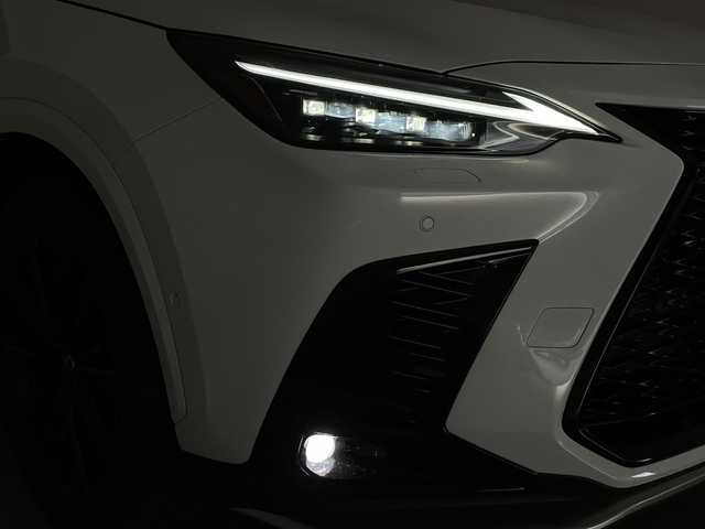 レクサス ＮＸ 350h Fスポーツ 群馬県 2024(令6)年 0.3万km ホワイトノーヴァガラスフレーク ムーンルーフ/ドライブレコーダー(前後方)/F SPORTオレンジブレーキキャリパー/235/50R20 104Vタイヤ＆F SPORTアルミホイール(ブラック塗装)/=====/純正14インチディスプレイオーディオ/・AM/FM/USB/Bluetooth/フルセグTV/・AppleCarPlay/AndroidAuto/Miracast/パノラミックビューモニター(床下透過表示機能付)/レクサスセーフティシステム/・プリクラッシュセーフティ/・レーンディパーチャーアラート/レーントレーシングアシスト/・レーンチェンジアシスト/フロントクロストラフィックアラート/・アダプティブハイビームシステム/・レーダークルーズコントロール(全車速追従機能付)/・ロードサインアシスト/発進遅れ告知機能/ドライバー異常時対応システム/・プロアクティブドライビングアシスト/ブラインドスポットモニター/パーキングサポートブレーキ(前後方静止物＋後方接近車両＋後方歩行者)/前席パワーシート/シートヒーター/シートベンチレーション/ステアリングヒーター/三眼フルLEDヘッドランプ（ロー・ハイビーム）/LEDコーナリングランプ/純正ビルトインETC2.0