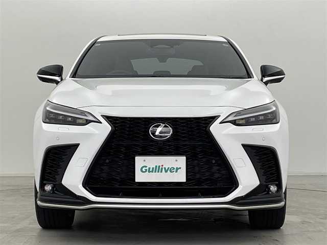 レクサス ＮＸ 350h Fスポーツ 群馬県 2024(令6)年 0.3万km ホワイトノーヴァガラスフレーク ムーンルーフ/ドライブレコーダー(前後方)/F SPORTオレンジブレーキキャリパー/235/50R20 104Vタイヤ＆F SPORTアルミホイール(ブラック塗装)/=====/純正14インチディスプレイオーディオ/・AM/FM/USB/Bluetooth/フルセグTV/・AppleCarPlay/AndroidAuto/Miracast/パノラミックビューモニター(床下透過表示機能付)/レクサスセーフティシステム/・プリクラッシュセーフティ/・レーンディパーチャーアラート/レーントレーシングアシスト/・レーンチェンジアシスト/フロントクロストラフィックアラート/・アダプティブハイビームシステム/・レーダークルーズコントロール(全車速追従機能付)/・ロードサインアシスト/発進遅れ告知機能/ドライバー異常時対応システム/・プロアクティブドライビングアシスト/ブラインドスポットモニター/パーキングサポートブレーキ(前後方静止物＋後方接近車両＋後方歩行者)/前席パワーシート/シートヒーター/シートベンチレーション/ステアリングヒーター/三眼フルLEDヘッドランプ（ロー・ハイビーム）/LEDコーナリングランプ/純正ビルトインETC2.0