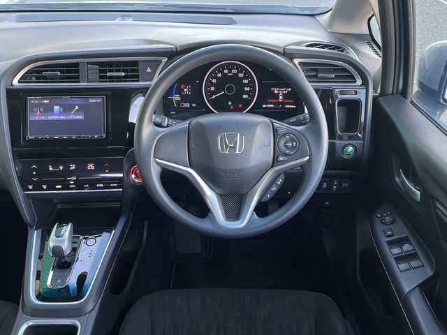 ホンダ シャトル ハイブリッド ホンダセンシング 岐阜県 2022(令4)年 3.6万km ルナシルバーM 禁煙車/社外ナビ/AM/FM/BT/クルーズコントロール/レーンキープアシスト/衝突軽減ブレーキ/バックカメラ/ドライブレコーダー/ビルトインETC/純正フロアマット/ドアバイザー/プッシュスタート/ヘッドライトレベライザー/オートエアコン/オートライト/オートハイビーム/スマートキー