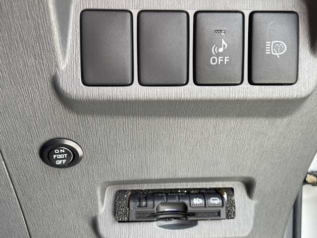 トヨタ プリウス α S 兵庫県 2014(平26)年 3.1万km ホワイトパールクリスタルシャイン アルパイン8型ナビ/CD/DVD/Bluetooth/フルセグTV/バックカメラ/ETC/前後ドライブレコーダー/社外エアロ/社外フロアマット/社外シートカバー/社外20インチAW/ローダウン/ドアバイザー/保証書/取説/スペアキー1本