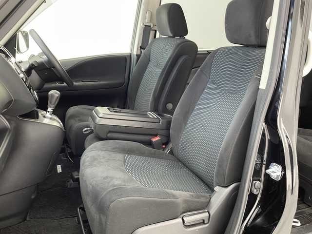 日産 セレナ ハイウェイスター Sエディション 沖縄県 2016(平28)年 8.7万km ダイヤモンドブラック 純正ナビ(ＭＣ３１５Ｄ－Ｗ)/(Ｂｌｕｅｔｏｏｔｈ　フルセグＴＶ　ＣＤ　ＤＶＤ　ＡＭ　ＦＭ)　/バックカメラ　/片側パワースライドドア　/ＵＳＢ入力端子　/ＥＴＣ　/クルーズコントロール/スマートキー　/スペアキー/ステアリングスイッチ　/オートライト/純正フロアマット　/電動格納ミラー/純正アルミホイール/サンシェード