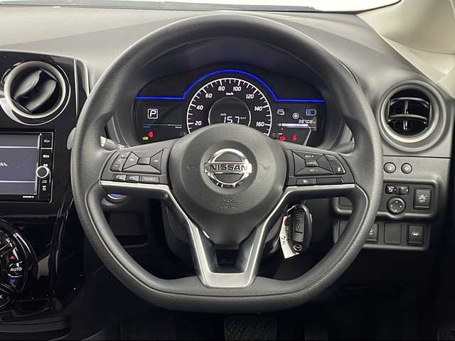 日産 ノート e－パワー X Vセレクション 三重県 2020(令2)年 3.9万km スーパーブラック 禁煙車　/純正7型ナビ（MM319D-W）/・CD・DVD・AM・FM・BT・フルセグTV・ipod/インテリジェントアラウンドビューモニター/インテリジェントルームミラー/エマージェンシーブレーキ/レーンキープ/レーダークルーズコントロール/前後コーナーセンサー/オートハイビーム/LEDヘッドライト/ステアリングスイッチ/純正フロアマット/純正16インチアルミ/前後ドラレコ/ETC/スマートキー/ドアバイザー