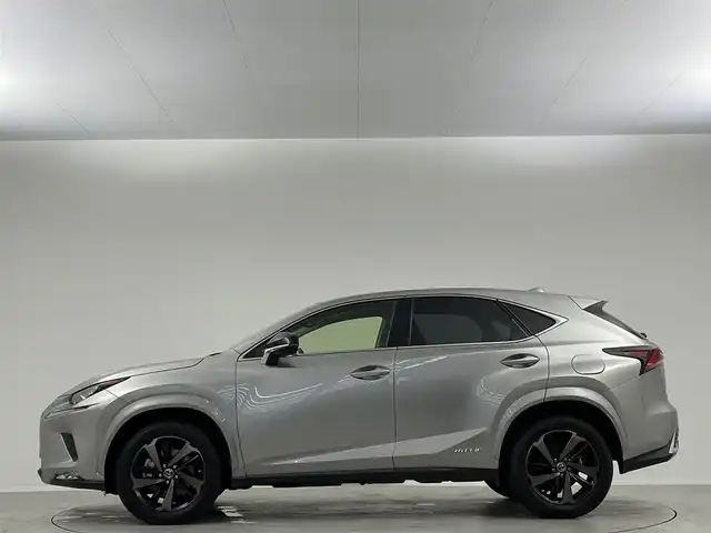 レクサス ＮＸ 300h ブラックシークエンス 埼玉県 2019(平31)年 5.5万km ソニックチタニウム 純正ナビ　ムーンルーフ　３眼ＬＥＤヘッド　パノラミックビューモニター　ヘッドアップディスプレイ　ブラインドスポットモニター　黒合皮シート　パワーバックドア　ＬＥＤフォグ　純正１８インチアルミ　ＥＴＣ