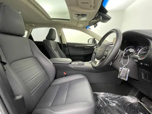 レクサス ＮＸ 300h ブラックシークエンス 埼玉県 2019(平31)年 5.5万km ソニックチタニウム 純正ナビ　ムーンルーフ　３眼ＬＥＤヘッド　パノラミックビューモニター　ヘッドアップディスプレイ　ブラインドスポットモニター　黒合皮シート　パワーバックドア　ＬＥＤフォグ　純正１８インチアルミ　ＥＴＣ