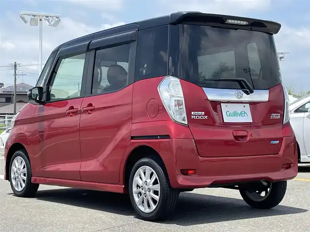 日産 デイズ ルークス ハイウェイスターX 佐賀県 2015(平27)年 6万km スパークリングレッド/ブラック 純正SDナビ/・フルセグTV/CD/DVD/SD/USB/Bluetooth/アラウンドビューモニター/衝突被害軽減ブレーキ/ETC/片側パワースライドドア/後席用エアコン/後席用サイドサンシェード/ISOFIX対応/革巻きステアリング/純正14インチアルミホイール/純正キセノンヘッドライト/純正フォグライト/純正フロアマット/純正ドアバイザ―/新車時保証書/スペアキー１本