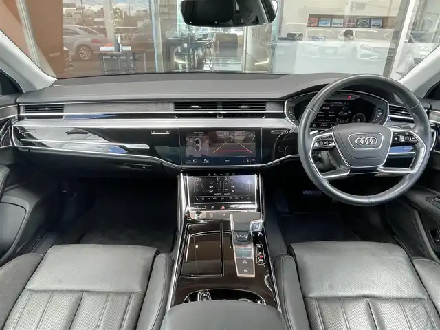 アウディ Ａ８ 55TFSIクワトロ 鹿児島県 2021(令3)年 6.9万km 黒 禁煙車/サンルーフ/純正ナビ/バックカメラ・フロントカメラ・サイドカメラ・全周囲カメラ/パドルシフト/4WD/ETC2.0/パワーバックドア/USB入力端子/パワーシート/純正フロアマット/純正20インチアルミホイール/レザーシート/横滑り防止装置/レーンキープアシスト/オートライト/アダブティブドライブアシスト/アクティブレーンアシスト/アウディレーザーライトパッケージ/ベンチレーション/マトリクスLEDヘッドランプ/バーチャルコックピット/取扱説明書/保証書