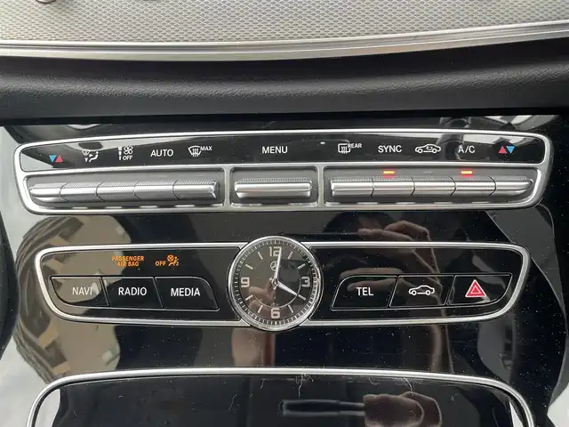 メルセデス・ベンツ Ｅ２２０ｄ ステーションワゴンアバンギャルド 栃木県 2020(令2)年 4.1万km ポーラホワイト パナメリカーナグリル /パノラミックスライディングルーフ /ブルメスターサウンド /ヘッドアップディスプレイ /ワンオーナー  /前後コーナーセンサー  /パワーバックドア/全周囲カメラ /全席シートヒーター  /ドラレコ/保証書/取扱説明書/スペアキー