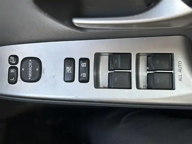 トヨタ プリウス α S 富山県 2013(平25)年 12.5万km シルバーM 純正ナビ（Bluetooth/ワンセグTV/CD/DVD/バックカメラ）/コーナーセンサー/ドライブレコーダー/横滑り防止機能/盗難防止機能/ETC/オートライト/パワーウィンドウ/純正フロアマット/プッシュスタート/パワーステアリング