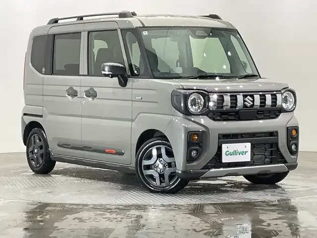 スズキ スペーシア ギア HYBRID XZターボ 栃木県 2024(令6)年 0.6万km モスグレーメタリック 純正ナビ/　（フルセグTV/Bluetooth//                   AppleCarplay/AndroidAuto）/バックカメラ/全方位カメラ/スズキセーフティサポート/・デュアルセンサーブレーキサポートII/・誤発進抑制機能/・車線逸脱抑制機能/・車線逸脱警報機能/・ふらつき警報機能/・低速時ブレーキサポート/・発進お知らせ機能/・標識認識機能/・ハイビームアシスト/コーナーセンサー/ETC/シートヒーター/禁煙車/オートライト/LEDヘッドライト/スマートキー/プッシュスタート/アイドリングストップ/ステアリングスイッチ/純正AW/純正フロアマット