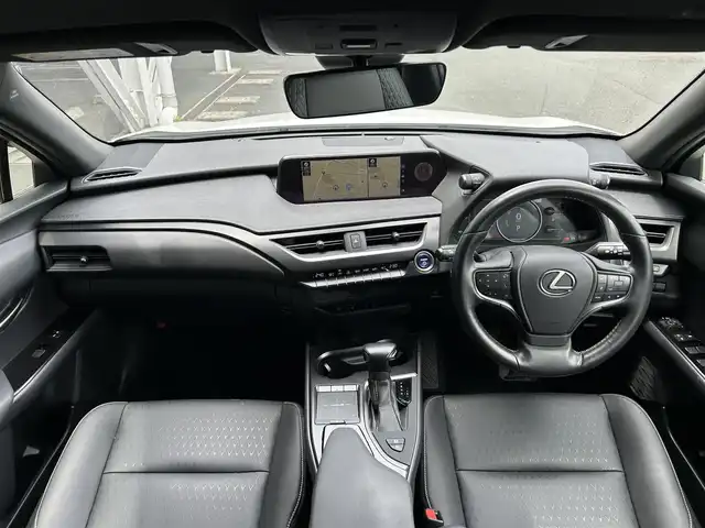 レクサス ＵＸ 250h バージョンC 静岡県 2019(平31)年 2.2万km ソニッククォーツ 純正メーカーナビ/・フルセグ/CD/Bluetooth/USB/バックカメラ/ビルトインETC2.0/クルーズコントロール追従有/パワーバックドア/ハーフレザーシート/革巻きステアリング/・ステアリングスイッチ/パワーシートD/N/シートヒーターD/N/電動パーキングブレーキ/ステアリングヒーター/オートライト/スマートキー/・プッシュスタート/LEDヘッドライト/・フォグランプ/電動格納ミラー/ウインカーミラー/純正アルミホイール/純正フロアマット/純正ドアバイザー