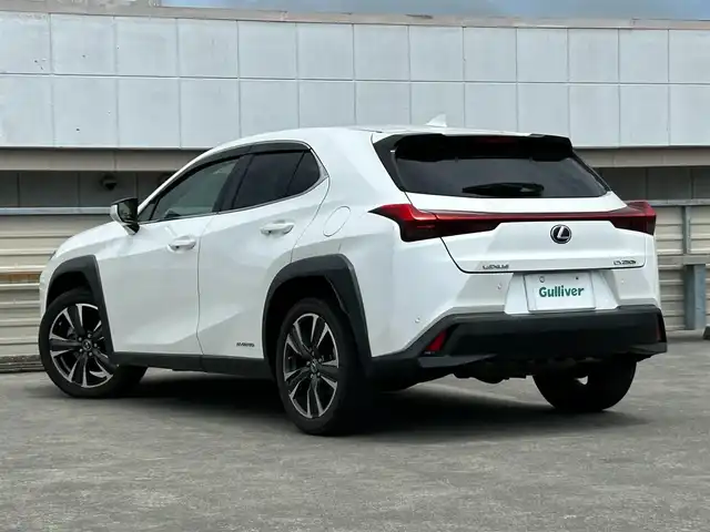 レクサス ＵＸ 250h バージョンC 静岡県 2019(平31)年 2.2万km ソニッククォーツ 純正メーカーナビ/・フルセグ/CD/Bluetooth/USB/バックカメラ/ビルトインETC2.0/クルーズコントロール追従有/パワーバックドア/ハーフレザーシート/革巻きステアリング/・ステアリングスイッチ/パワーシートD/N/シートヒーターD/N/電動パーキングブレーキ/ステアリングヒーター/オートライト/スマートキー/・プッシュスタート/LEDヘッドライト/・フォグランプ/電動格納ミラー/ウインカーミラー/純正アルミホイール/純正フロアマット/純正ドアバイザー