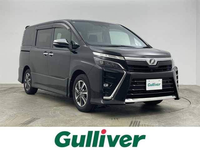 トヨタ ヴォクシー ZS 煌Ⅱ 岡山県 2020(令2)年 5.2万km ブラック 純正９インチナビ/【Bluetooth/フルセグTV/CD/DVD】/１２．１インチフリップダウンモニター/TVキャンセラー/セーフティセンスC/　・プリクラッシュセーフティ/　・レーンディパーチャーアラート/　・オートマチックハイビーム/ビルトインＥＴＣ/ＬＥＤヘッドライト＆LＥＤフォグランプ/クルーズコントロール/バックカメラ/両側電動スライドドア/コーナーセンサー（前後）/ＩＳＯＦＩＸ/後席サンシェイド/ステアリングスイッチ/チルトステアリング/シートリフター/シートバックテーブル/新車保証書/取扱説明書/スペアキー×1