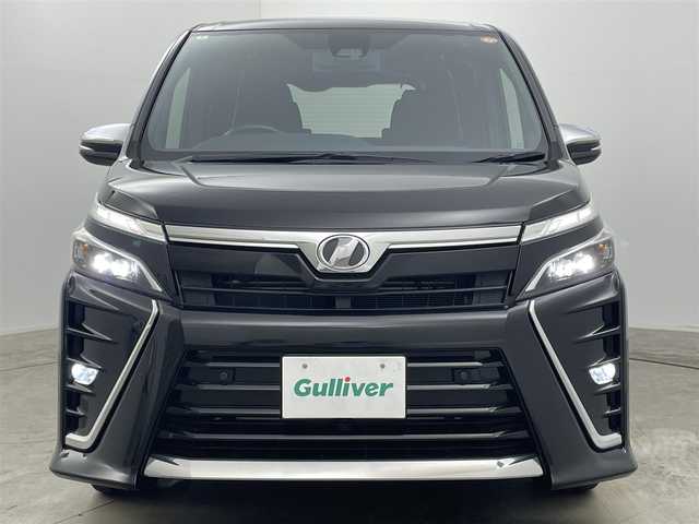 トヨタ ヴォクシー ZS 煌Ⅱ 岡山県 2020(令2)年 5.2万km ブラック 純正９インチナビ/【Bluetooth/フルセグTV/CD/DVD】/１２．１インチフリップダウンモニター/TVキャンセラー/セーフティセンスC/　・プリクラッシュセーフティ/　・レーンディパーチャーアラート/　・オートマチックハイビーム/ビルトインＥＴＣ/ＬＥＤヘッドライト＆LＥＤフォグランプ/クルーズコントロール/バックカメラ/両側電動スライドドア/コーナーセンサー（前後）/ＩＳＯＦＩＸ/後席サンシェイド/ステアリングスイッチ/チルトステアリング/シートリフター/シートバックテーブル/新車保証書/取扱説明書/スペアキー×1