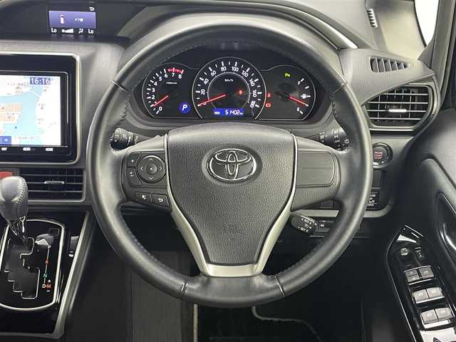トヨタ ヴォクシー ZS 煌Ⅱ 岡山県 2020(令2)年 5.2万km ブラック 純正９インチナビ/【Bluetooth/フルセグTV/CD/DVD】/１２．１インチフリップダウンモニター/TVキャンセラー/セーフティセンスC/　・プリクラッシュセーフティ/　・レーンディパーチャーアラート/　・オートマチックハイビーム/ビルトインＥＴＣ/ＬＥＤヘッドライト＆LＥＤフォグランプ/クルーズコントロール/バックカメラ/両側電動スライドドア/コーナーセンサー（前後）/ＩＳＯＦＩＸ/後席サンシェイド/ステアリングスイッチ/チルトステアリング/シートリフター/シートバックテーブル/新車保証書/取扱説明書/スペアキー×1