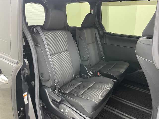 トヨタ ヴォクシー ZS 煌Ⅱ 岡山県 2020(令2)年 5.2万km ブラック 純正９インチナビ/【Bluetooth/フルセグTV/CD/DVD】/１２．１インチフリップダウンモニター/TVキャンセラー/セーフティセンスC/　・プリクラッシュセーフティ/　・レーンディパーチャーアラート/　・オートマチックハイビーム/ビルトインＥＴＣ/ＬＥＤヘッドライト＆LＥＤフォグランプ/クルーズコントロール/バックカメラ/両側電動スライドドア/コーナーセンサー（前後）/ＩＳＯＦＩＸ/後席サンシェイド/ステアリングスイッチ/チルトステアリング/シートリフター/シートバックテーブル/新車保証書/取扱説明書/スペアキー×1
