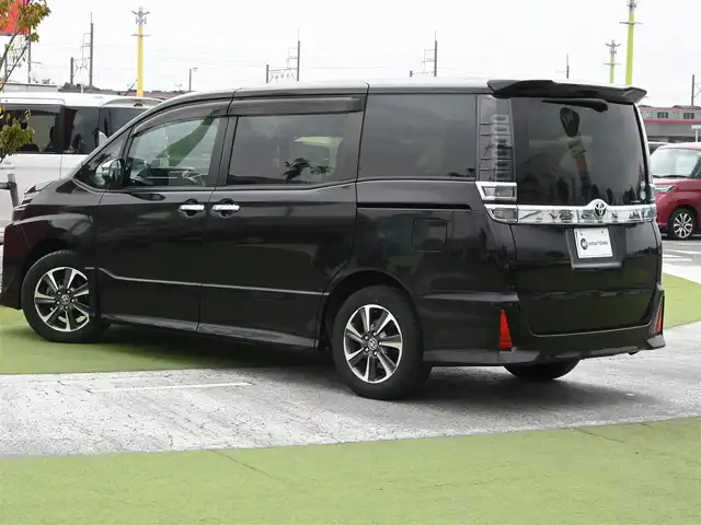 トヨタ ヴォクシー ZS 煌Ⅱ 千葉県 2020(令2)年 5.2万km ブラック Toyota Safety Sense/・プリクラッシュセーフティ/・レーンディパーチャーアラート/・オートハイビーム/クルーズコントロール/両側パワースライドドア/純正SDナビ/地デジTV/【DVD/CD再生機能　Bluetooth接続】/バックカメラ/フリップダウンモニター（V12T-R68C）/革巻きステアリング/ステアリングスイッチ/ETC/LEDヘッドライト/フォグライト/ウインカーミラー/クリアランスソナー/純正16インチアルミホイル/スマートキー