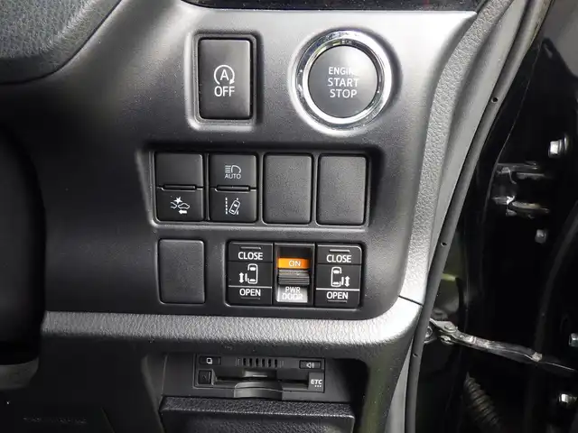 トヨタ ヴォクシー ZS 煌Ⅱ 千葉県 2020(令2)年 5.2万km ブラック Toyota Safety Sense/・プリクラッシュセーフティ/・レーンディパーチャーアラート/・オートハイビーム/クルーズコントロール/両側パワースライドドア/純正SDナビ/地デジTV/【DVD/CD再生機能　Bluetooth接続】/バックカメラ/フリップダウンモニター（V12T-R68C）/革巻きステアリング/ステアリングスイッチ/ETC/LEDヘッドライト/フォグライト/ウインカーミラー/クリアランスソナー/純正16インチアルミホイル/スマートキー