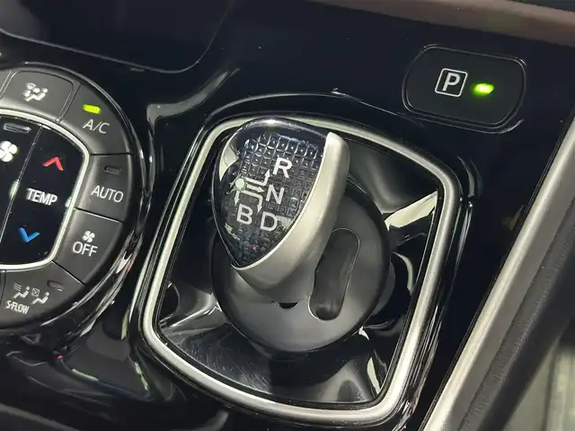 トヨタ エスクァイア ハイブリッド Gi 大阪府 2019(平31)年 5.1万km ブラック 黒革シート　純正９ｉｎｃナビＴＶ　Ｂカメラ　フリップダウンモニター　クルーズコントロール　衝突軽減Ｂ　レーンアシスト　両側パワースライドドア　シートヒーター　ＬＥＤライト　クリアランスソナー　ドラレコ