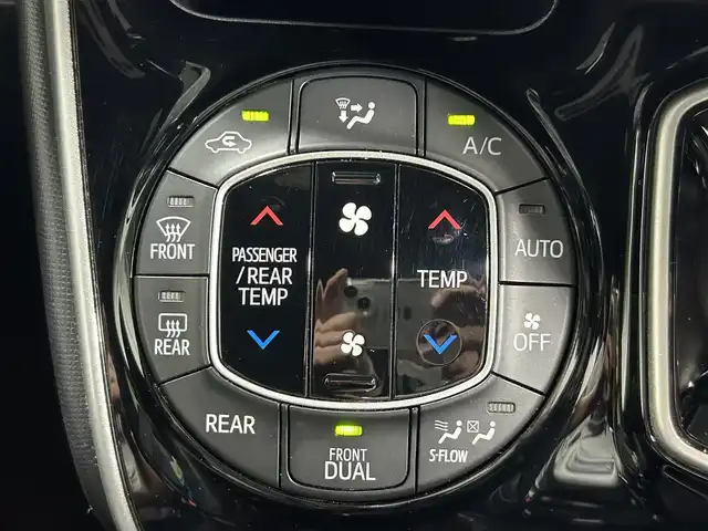 トヨタ エスクァイア ハイブリッド Gi 大阪府 2019(平31)年 5.1万km ブラック 黒革シート　純正９ｉｎｃナビＴＶ　Ｂカメラ　フリップダウンモニター　クルーズコントロール　衝突軽減Ｂ　レーンアシスト　両側パワースライドドア　シートヒーター　ＬＥＤライト　クリアランスソナー　ドラレコ